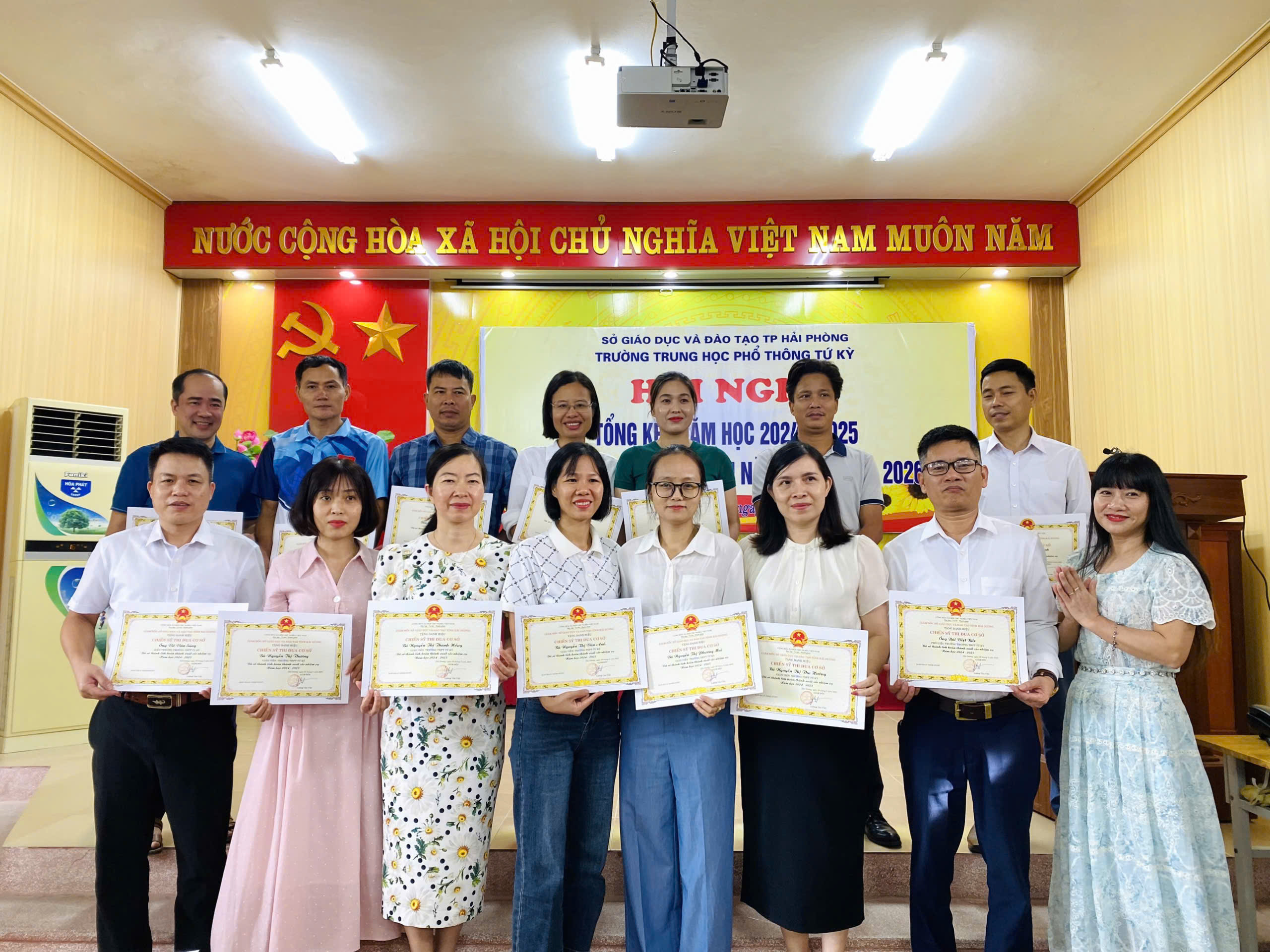 Trường THPT Tứ Kỳ tổ chức Hội nghị Tổng kết năm học 2024 - 2025 và triển khai nhiệm vụ năm học 2025 - 2026.